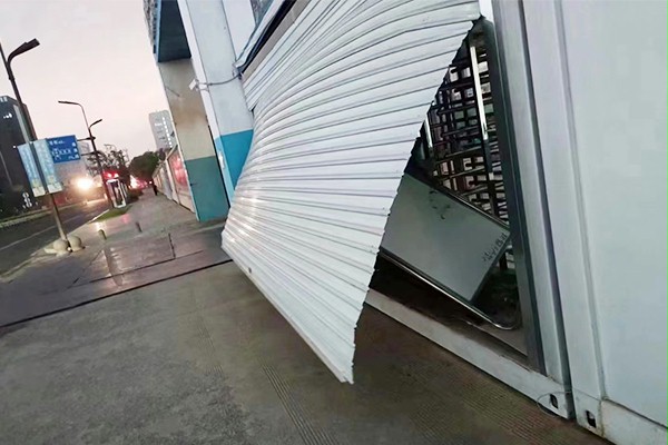 卷帘门被吹出轨道 卷帘门被吹出轨道
