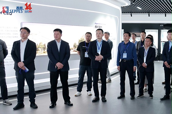 灿勤科技董事长朱田中与西朗门业董事长杨元嘉等企业家在展厅交流