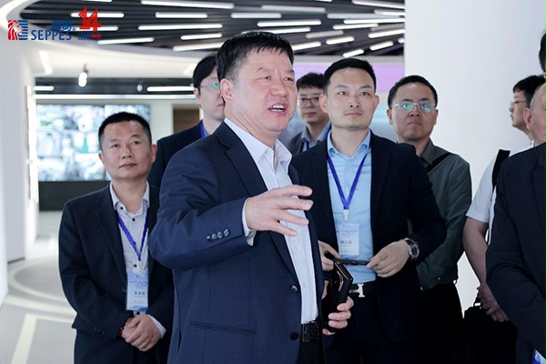 灿勤科技朱田中董事长热情向西朗门业杨元嘉董事长介绍企业发展历程