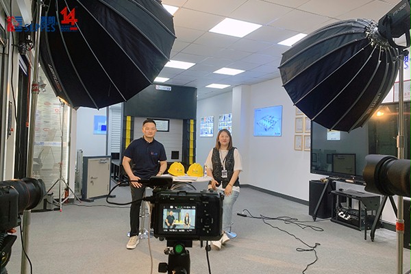 西朗门业董事长杨元嘉接受阿里巴巴国际站采访现场