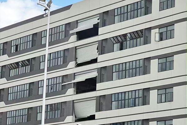 卷帘门被吹出轨道