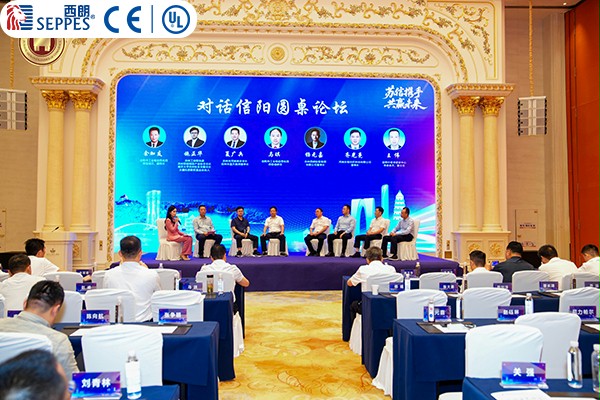 西朗门业董事长杨元嘉在论坛现场 西朗门业董事长杨元嘉在论坛现场