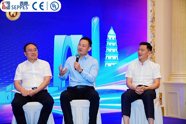 西朗门业董事长杨元嘉在论坛上发言 西朗门业董事长杨元嘉在论坛上发言