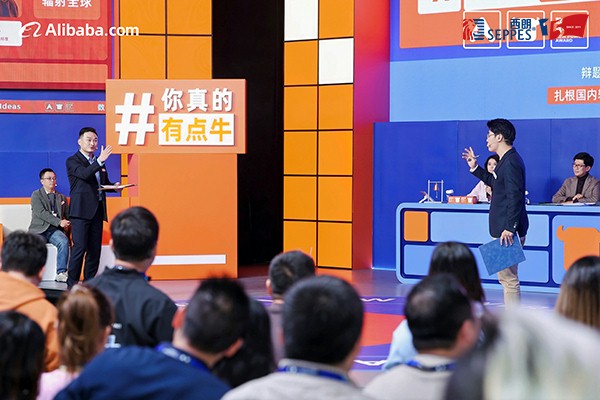 西朗门业总经理杨元嘉与对手辩论