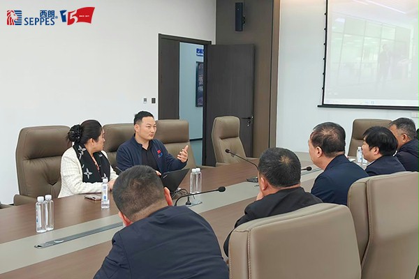 西朗门业董事长杨元嘉向各位领导介绍企业