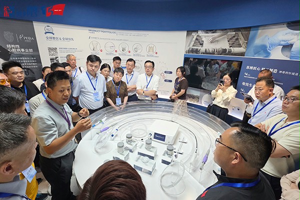 与会企业家参观沛嘉医疗展厅 与会企业家参观沛嘉医疗展厅