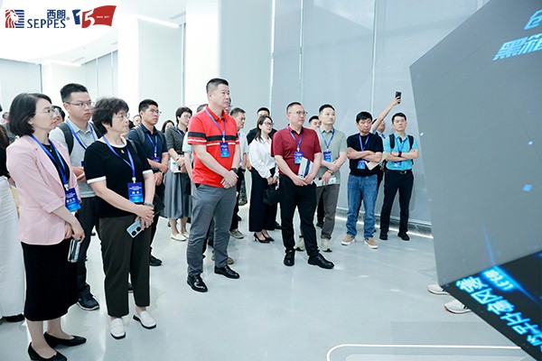 苏商企业家代表参观胜科纳米展厅