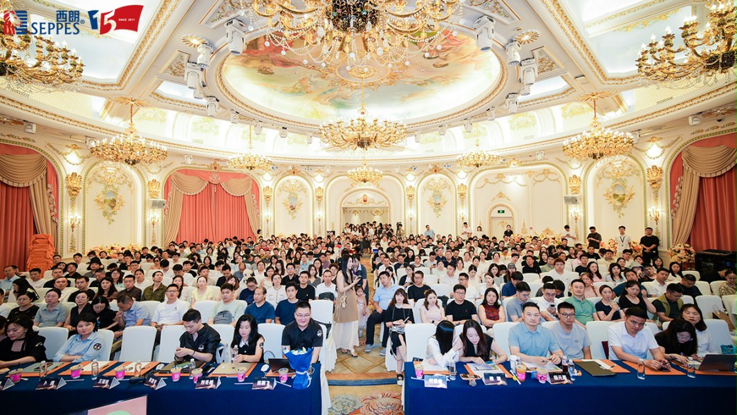 比赛现场座无虚席500多人的会场