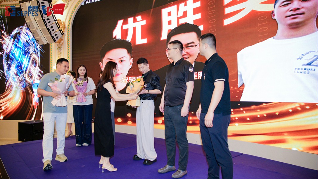 评委导师杨元嘉为获嘉选手颁奖