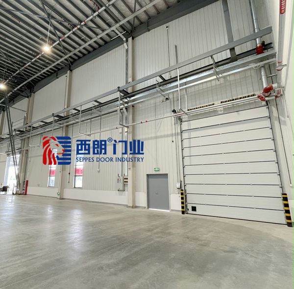 上图：江森日立空调新建厂房使用电动提升门